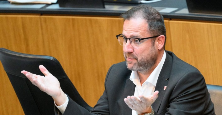 Christian Hafenecker im Nationalrat. Aktuell drückt er die Prozess- statt die Abgeordnetenbank.