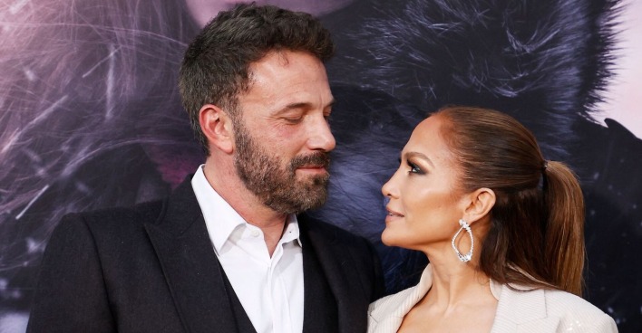 Jennifer Lopez und Ben Affleck schauen sich auf dem roten Teppich tief in die Augen.