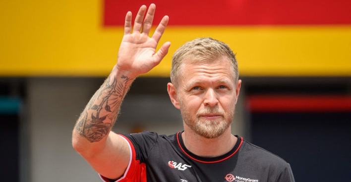 Kevin Magnussen winkt zum Abschied in die Kamera