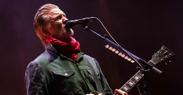 Frontsänger Josh Homme in Großaufnahme bei einem Auftritt der Queens of the Stone Age