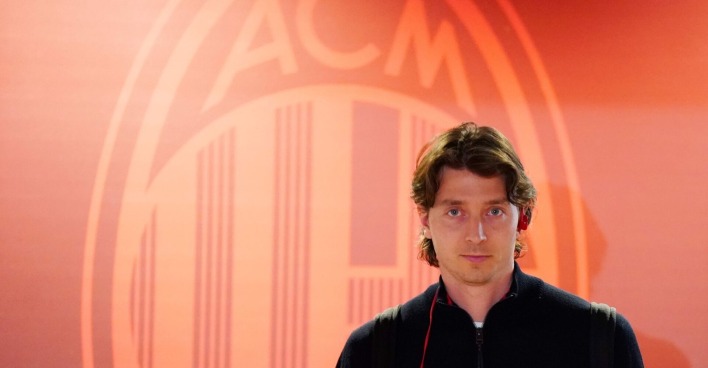 Riccardo Montolivo steht vor rotem Symbol des AC Mailand