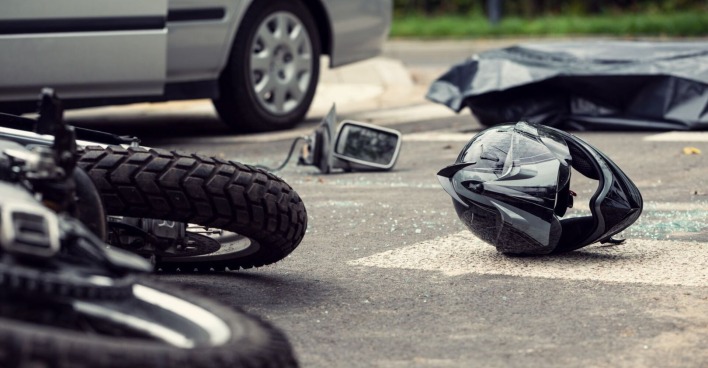 Ein Motorrad liegt nach einem Unfall auf der Straße.