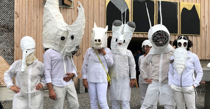 Für die Sommerausstellung  hat Tone Fink 80 Tiermasken erarbeitet, die bei der Papierhautprozession von 80 Personen getragen und präsentiert werden.