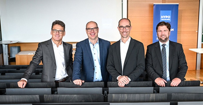 Vorstand Wilfried Amann (Hypo Vorarlberg), Gastgeber GF Fitz-Rankl (FHV), Referent Bernd Hufnagl und Vorstandsvorsitzender Michel Haller (Hypo Vorarlberg)