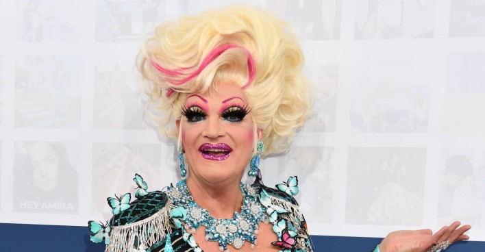 Olivia Jones mit hohem Haar und einem funkelnden Outfit