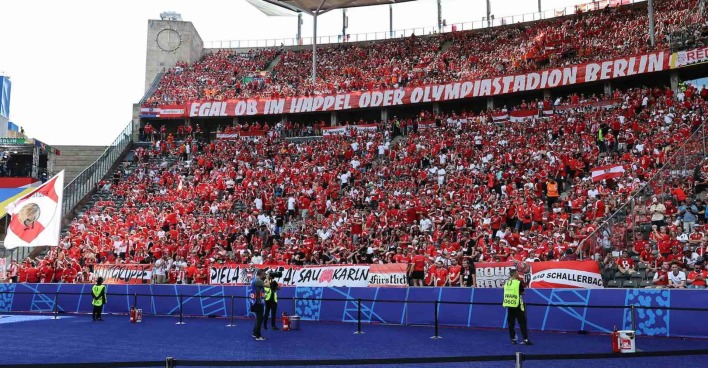 Österreich-Fans im Olympiastadion in Berlin.