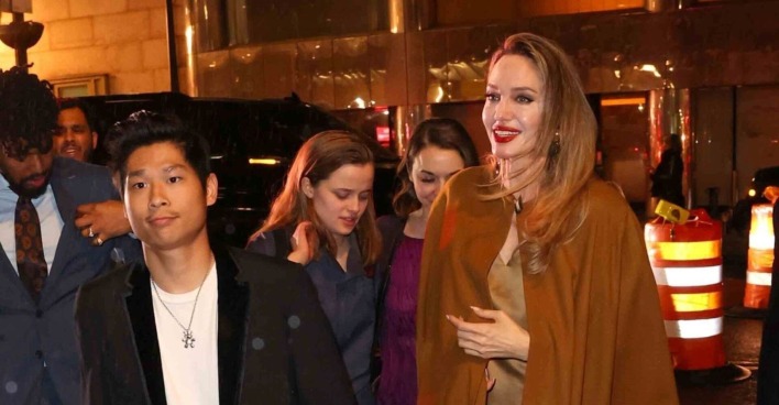 Pax Jolie-Pitt und Angelina Jolie bei einem Event.
