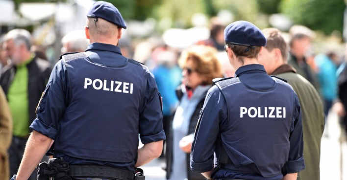 Zwei Polizisten im Einsatz in einer Menschenmenge