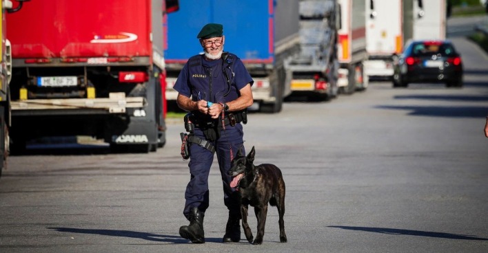 Ein Polizist mit einen Suchhund.