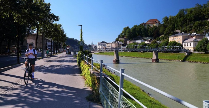 Ein Radfahrer auf einem Radweg in Salzburg.
