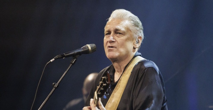 Rainhard Fendrich mit Guitarre singend auf der Bühne