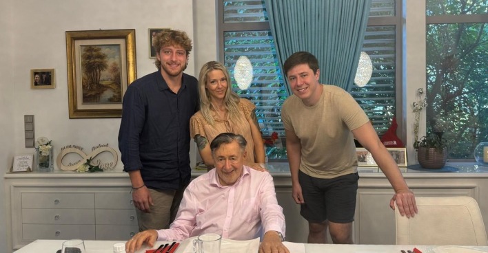 Richard Lugner, Simone Lugner und Richard Lugner Enkel aufgereiht an einem Tisch.