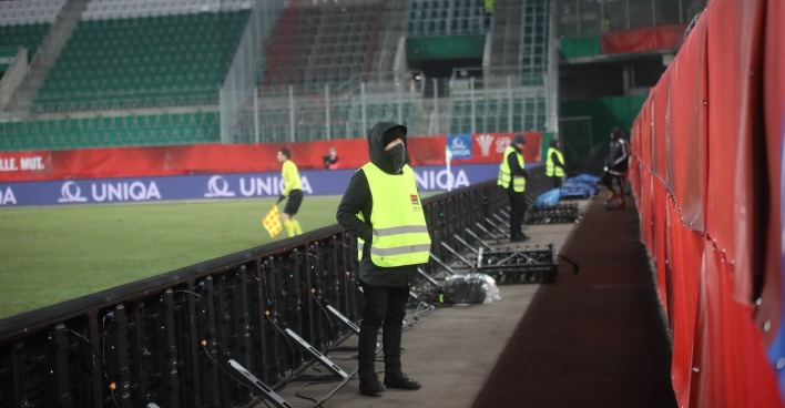 Security-Mitarbeiter in einem Stadion.