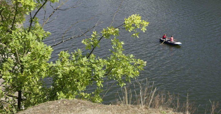 Ein Boot auf dem Ottensteiner Stausee.