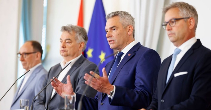 Bundeskanzler Karl Nehammer (m.r.), Vizekanzler Werner Kogler (m.l.), Bundesminister Johannes Rauch (l.)und Bundesminister Magnus Brunner (r.) am Pressefoyer nach dem Ministerrat