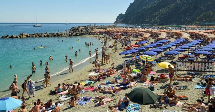 Strand mit vielen Menschen in Italien.