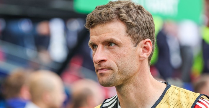 Thomas Müller im Halbprofil im Fußballstadion