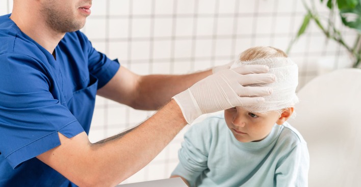 Kind im Unfallkrankenhaus | Credit: iStock.com/Sergey Mikheev