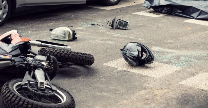 Verunfalltes Motorrad auf der Straße.