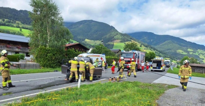 Feuerwehreinsatz an der Unfallstelle in Piesendorf.