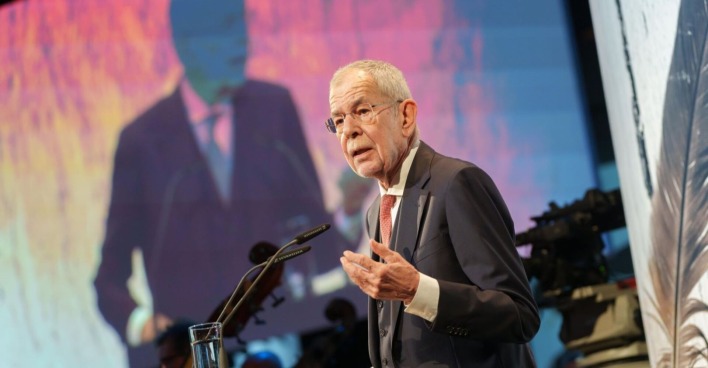 Alexander Van der Bellen richtet auf der Bühne der Bregenzer Festspiele einen flammenden Appell an die Besucher