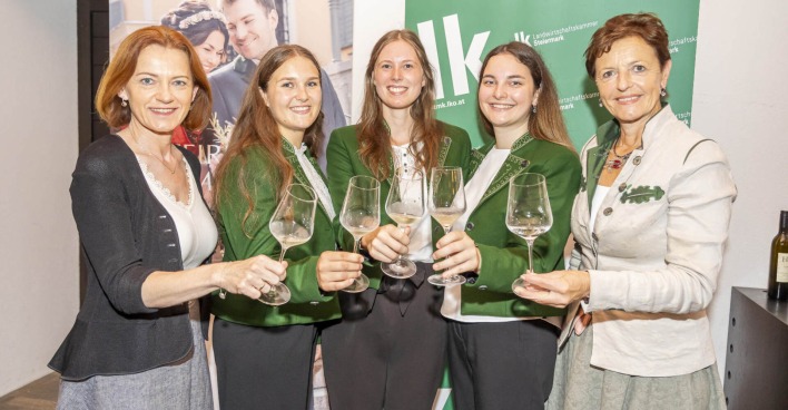 Fünf Frauen stoßen mit Wein an