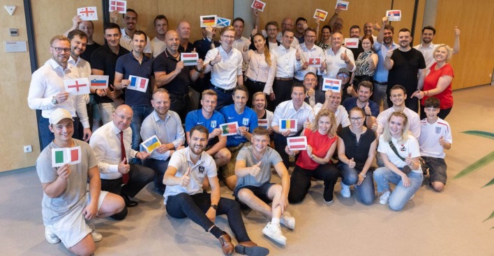 Gruppenfoto der Teilnehmer der Oberbank Wuzzel-EM powered by Weekend Magazin.