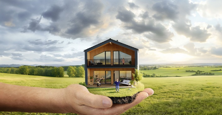 Frau mit Miniaturmodell eines Hauses in der Hand | Credit: HARTL HAUS