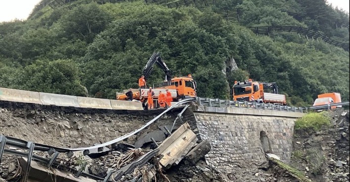 Schweres Gerät auf beschädigter Straße