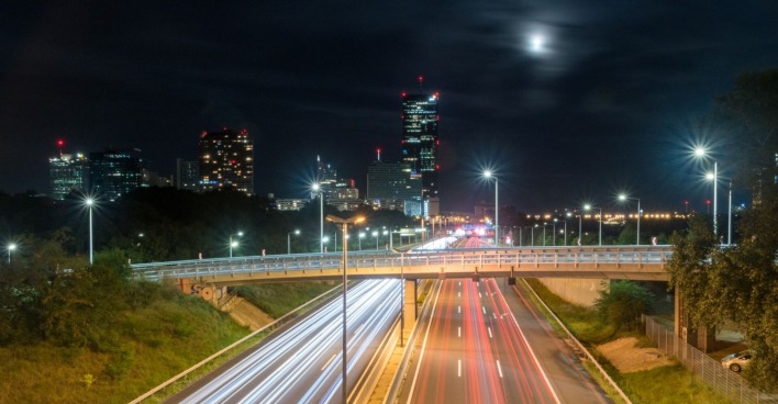 Donauuferautobahn (A22) bei Nacht