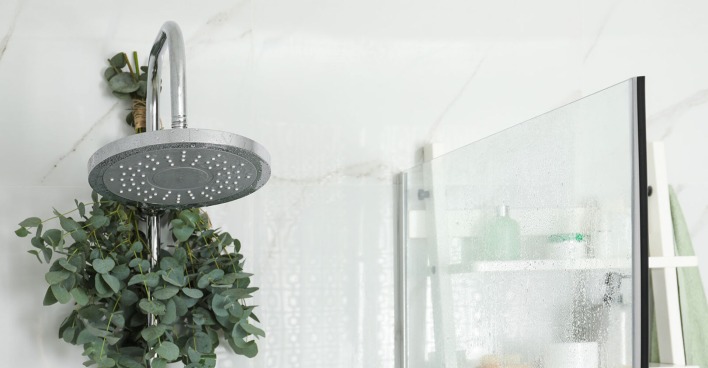 Eukalyptusbündel an der Dusche | Credit: iStock.com/Liudmila Chernetska