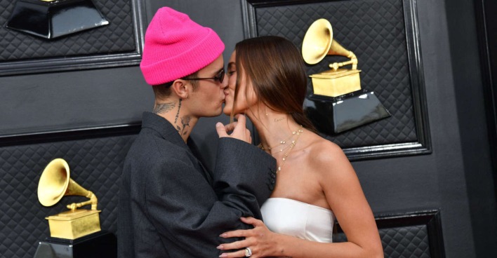 Justin und Hailey Bieber küssen sich auf einem Event.