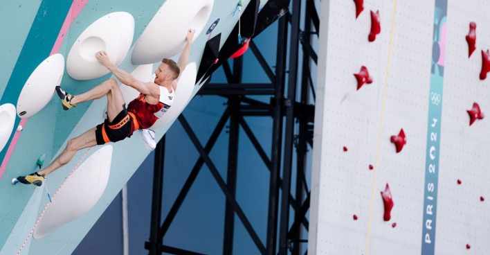 Jakob Schubert in der Vorstieg-Route bei der Olympiade in Paris