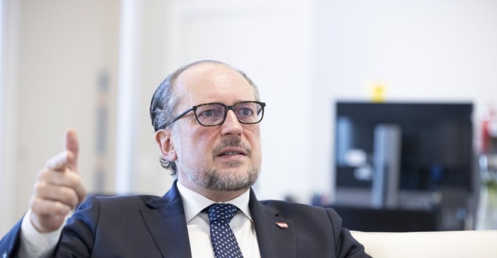Außenminister Alexander Schallenberg sitzt in einem Besprechungszimmer