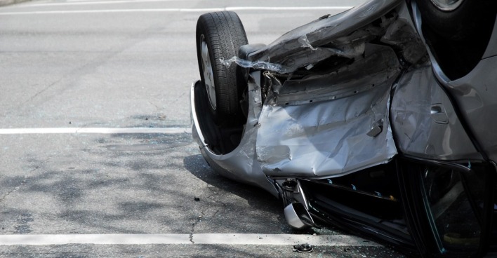 PKW, welcher nach einem Unfall auf dem Dach liegt