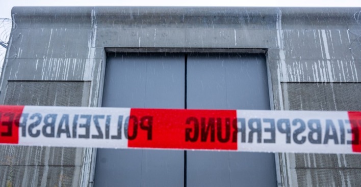 Tor des Krankenhauses, davor befindet sich ein Polizeiabsperrband