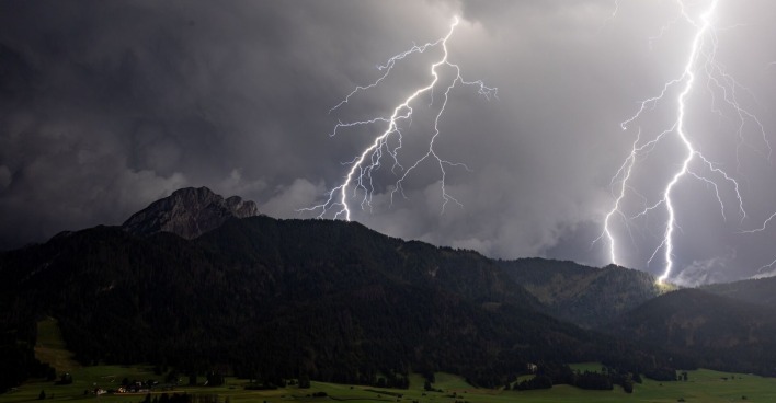 Gewitter über einem Wald in den Bergen.