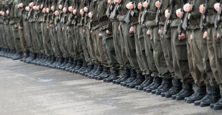 Viele Soldaten stehen stramm in einer Reihe.