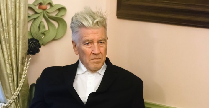David Lynch in einem schwarzen Anzug.