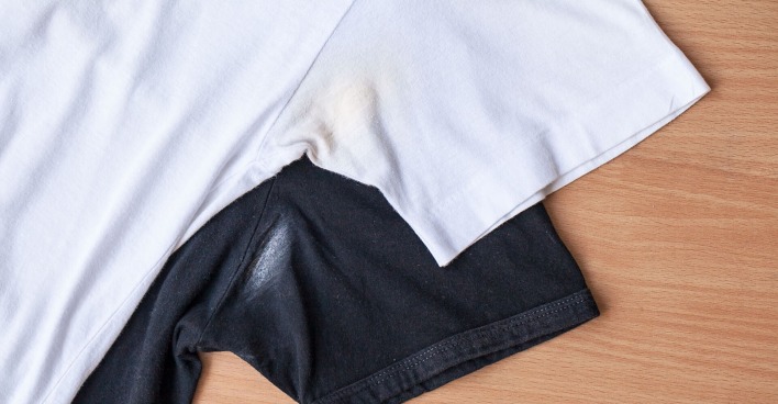 Deo-Flecken auf T-Shirts | Credit: iStock.com/yokeetod