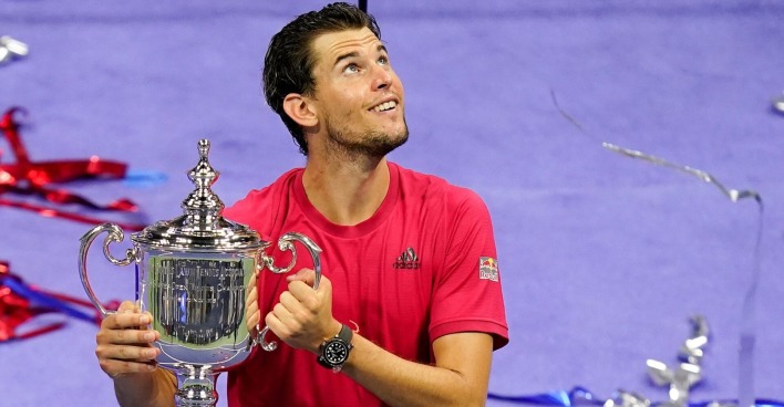 Dominic Thiem in Rosa T-Shirt mit Trophäe der US Open in seinen händen