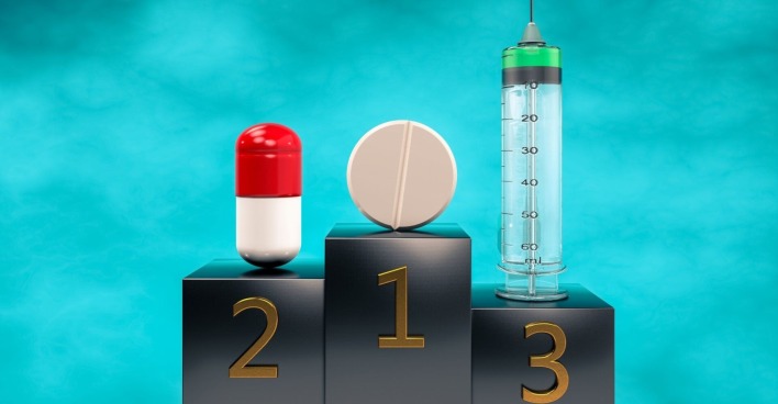 Illustration eines Podests mit Tabletten, Pillen und Spritzen auf dem Siegrtreppchen