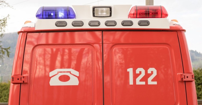 Rotes Einsatzfahrzeug der Feuerwehr