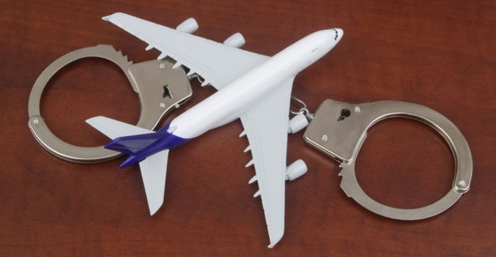 Modellflugzeug mit Handschellen