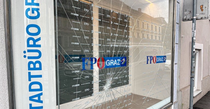 zerschlagene Fensterscheibe der Landesparteizentrale der FPÖ Steiermark