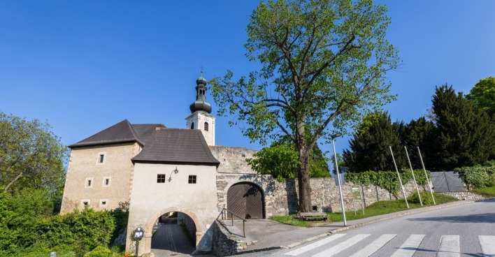 Kirchturm in der Gemeinde Gloggnitz