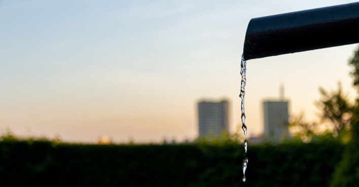 Wasser fließt durch Rohr ab