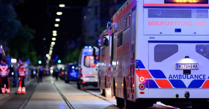 Rettungsfahrzeuge in der Klausgasse beim Polizeigroßeinsatz in Wien-Ottakring