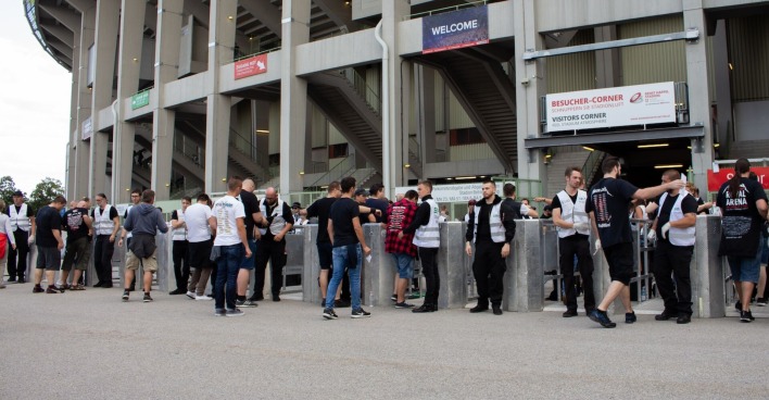 Sicherheitskontrollen vorm Happel-Stadion