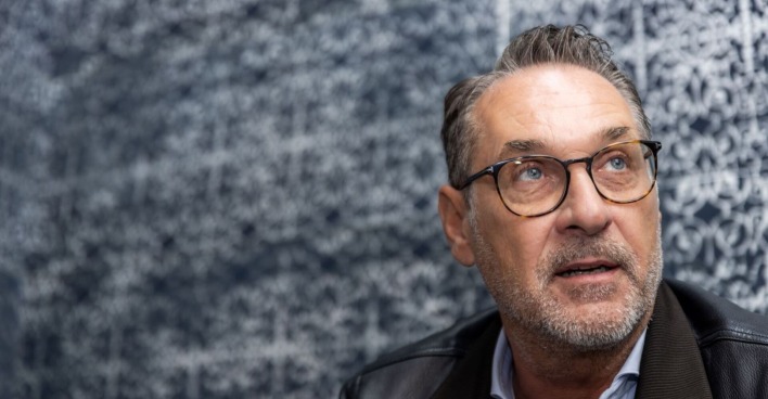 Strache sitzt und blickt nachdenklich in die Ferne